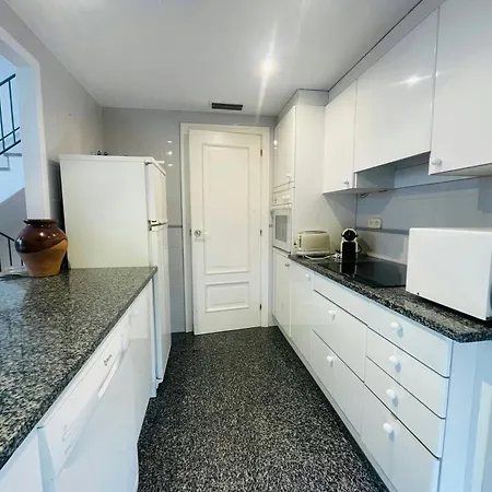 펜션 Townhouse For 6 With Ac Wifi 50m From The
